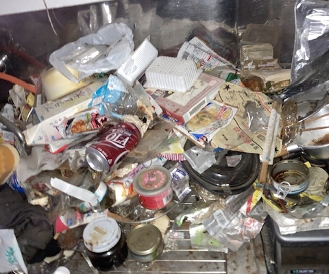 ゴミが山積みになったキッチン