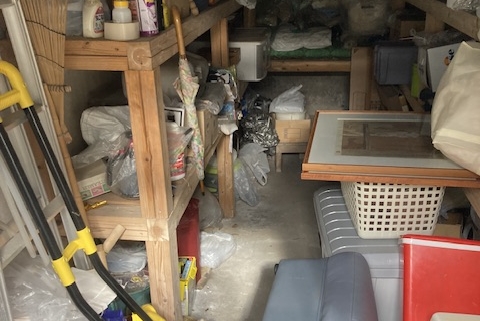 片付け前の物置小屋