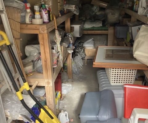 片付け前の物置小屋