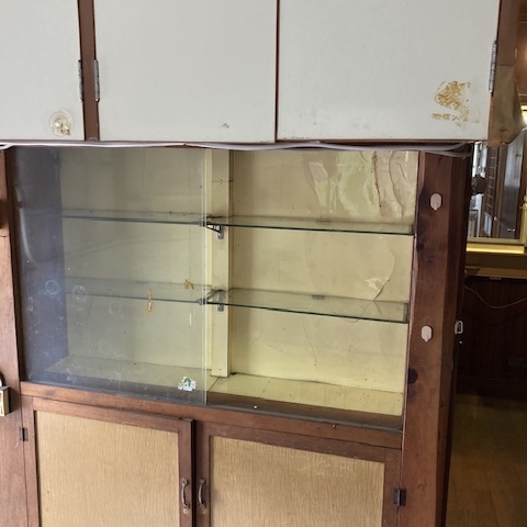 宇都宮市の戸建て住宅にある古い木製ガラス戸棚の収納内部の様子