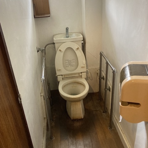 荷物撤去後のトイレ室内、リフォーム準備のため整理された清掃前の状態