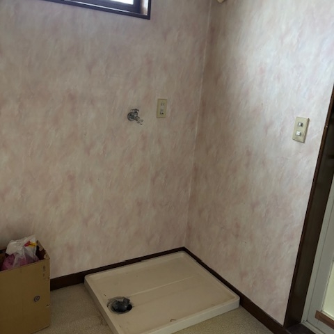 洗濯機と乾燥機を撤去し、原状回復された洗面脱衣室の片付け後の様子