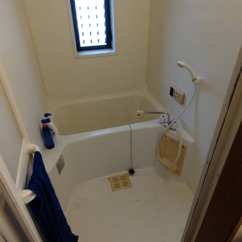 片付けとクリーニング作業後に撮影した足利市の賃貸住宅浴室。床や壁が清掃され、清潔感のある状態に改善された様子。