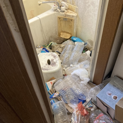 栃木県足利市の賃貸住宅にて撮影した浴室の片付け前の様子。ペットボトルや生活ゴミが散乱し、ゴミ屋敷化した状態。