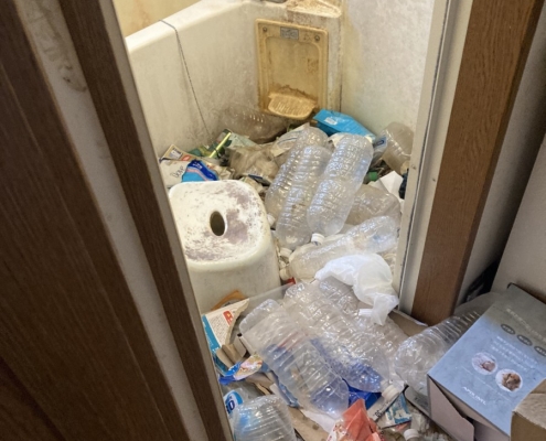 栃木県足利市の賃貸住宅にて撮影した浴室の片付け前の様子。ペットボトルや生活ゴミが散乱し、ゴミ屋敷化した状態。