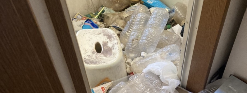 栃木県足利市の賃貸住宅にて撮影した浴室の片付け前の様子。ペットボトルや生活ゴミが散乱し、ゴミ屋敷化した状態。