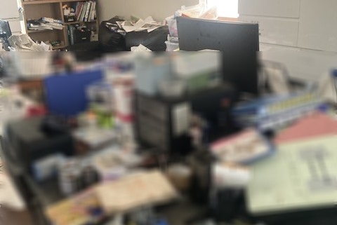 栃木県下野市の戸建て住宅LDKにて撮影した片付け前の様子。テーブルや床に書類や雑貨が散乱し、生活動線が確保しづらい状態。