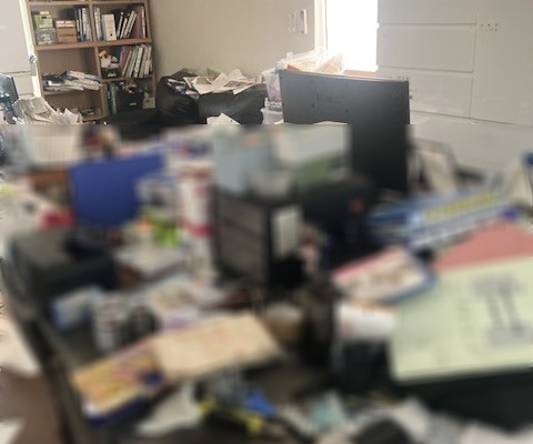 栃木県下野市の戸建て住宅LDKにて撮影した片付け前の様子。テーブルや床に書類や雑貨が散乱し、生活動線が確保しづらい状態。