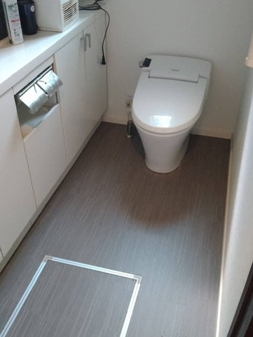 栃木県下野市の戸建て住宅で撮影したトイレの清掃後の状態。床や便器まわりが清潔に保たれ、生活しやすい衛生的な空間に整備された。