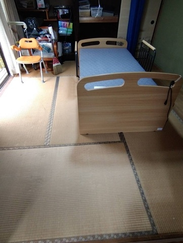 栃木県壬生町の戸建て住宅・不用品片付け後の居室。ベッド周辺が整理され、畳の床も清掃されて衛生的な空間に改善。