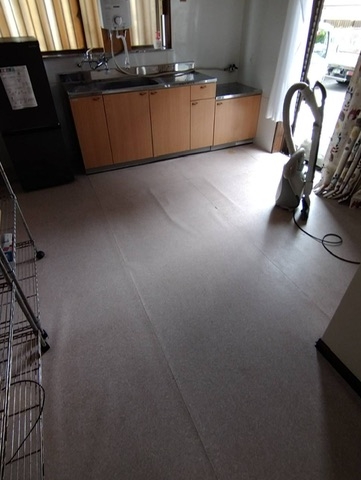 栃木県壬生町の戸建て住宅・不用品片付け後のキッチン。床が見えるようになり、清掃済みでスッキリした印象に。