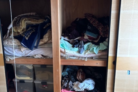 片付け前の和室押入れ内部｜布団や衣類が乱雑に収納された状態の収納スペース
