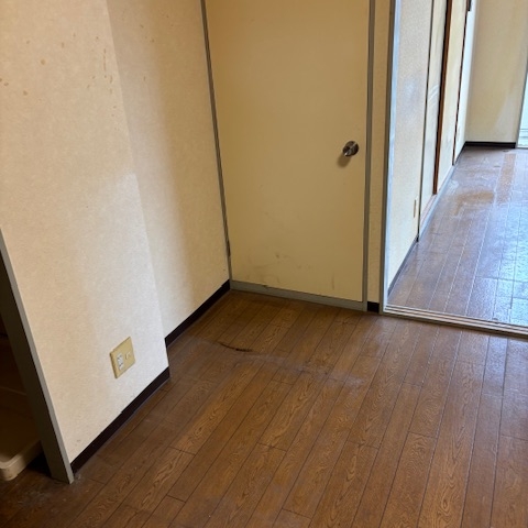 片付け作業を終えた1DKアパートの室内。床が全面見えるようになり、退去前の清掃が完了した状態の明るい空間