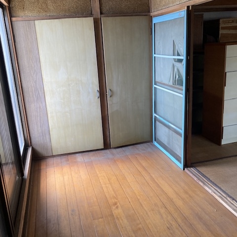不用品撤去後で床が見えるようになった掃き出し窓前の和室｜宇都宮市の片付け作業後の状態