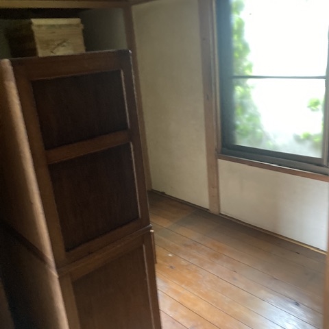 生活用品を整理撤去し、明るさを取り戻した窓際の部屋｜不用品片付け完了後の室内写真