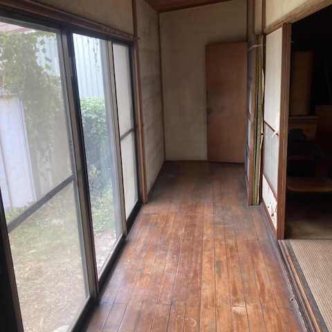 通路が確保され、室内全体がスッキリと片付いた縁側｜解体準備前の清掃完了後の様子