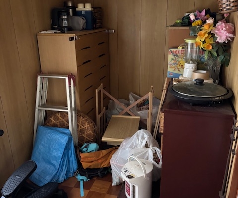 納戸に生活雑貨や家具が密集した片付け前の様子｜宇都宮市の戸建て住宅の不用品整理