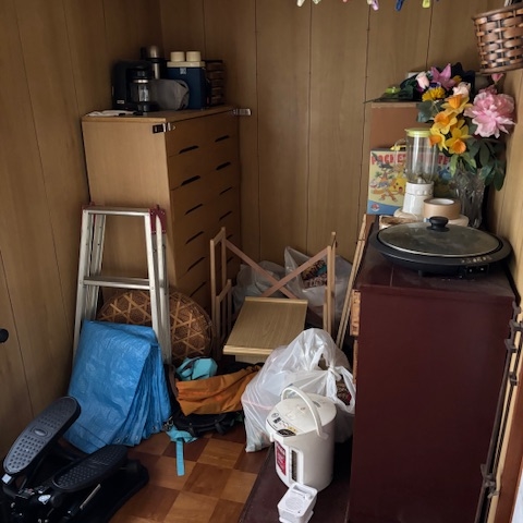 納戸に生活雑貨や家具が密集した片付け前の様子｜宇都宮市の戸建て住宅の不用品整理