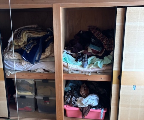 押し入れ内にぎっしりと詰まった衣類や寝具、収納ボックスの様子｜栃木県小山市の不用品片付け現場
