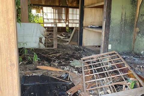 木造小屋1階に積まれた古い木材や家具の残置物｜栃木県高根沢町の空き家片付け前の様子