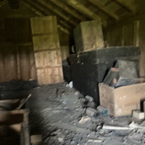 屋根裏部屋に散乱した木箱や古道具類の残置物｜高根沢町の古民家空き家の片付け前写真