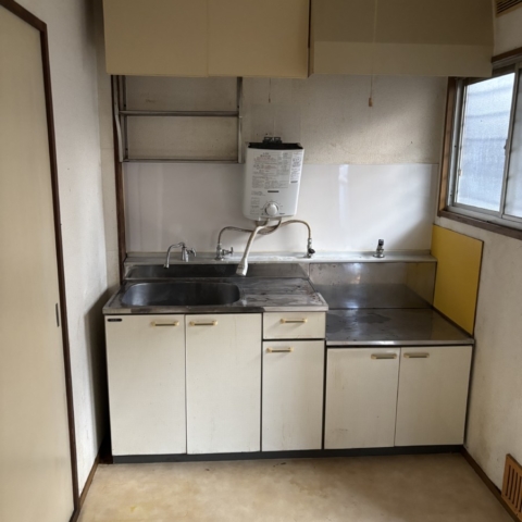 宇都宮市の孤独死現場ゴミ屋敷片付け後｜床一面を覆っていた生活ゴミや腐敗物をすべて撤去し、清掃と消臭で衛生的に回復したキッチン