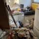 宇都宮市の孤独死現場ゴミ屋敷片付け前｜約3畳のキッチンが床一面の生活ゴミと腐敗物で覆われ、異臭と害虫被害が発生している状態