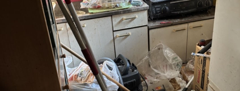 宇都宮市の孤独死現場ゴミ屋敷片付け前｜約3畳のキッチンが床一面の生活ゴミと腐敗物で覆われ、異臭と害虫被害が発生している状態