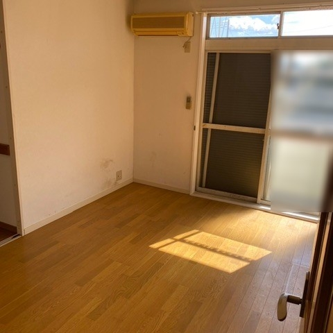 栃木県宇都宮市の集合住宅 不用品片付け後の洋室｜床面が見えるようになり清潔で広々とした空間に改善