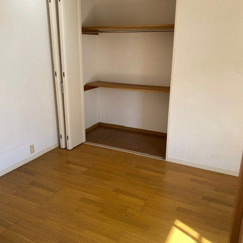 栃木県宇都宮市の集合住宅 押し入れ整理後の様子｜棚や収納内部も不用品が撤去され、すっきりとした状態