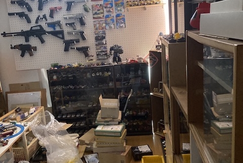 栃木県宇都宮市の集合住宅 不用品片付け前の様子｜趣味部屋に残された大量のホビー用品や工具類