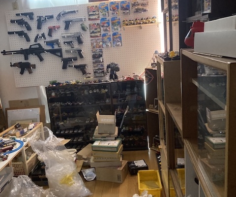 栃木県宇都宮市の集合住宅 不用品片付け前の様子｜趣味部屋に残された大量のホビー用品や工具類