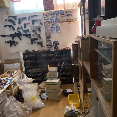 栃木県宇都宮市の集合住宅 不用品片付け前の様子｜趣味部屋に残された大量のホビー用品や工具類