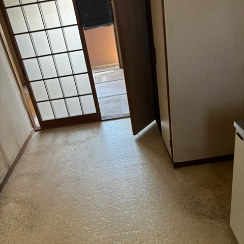 栃木県宇都宮市の集合住宅1DK、不要品をすべて撤去し床面が見えるようになった片付け・ハウスクリーニング後の清潔な室内