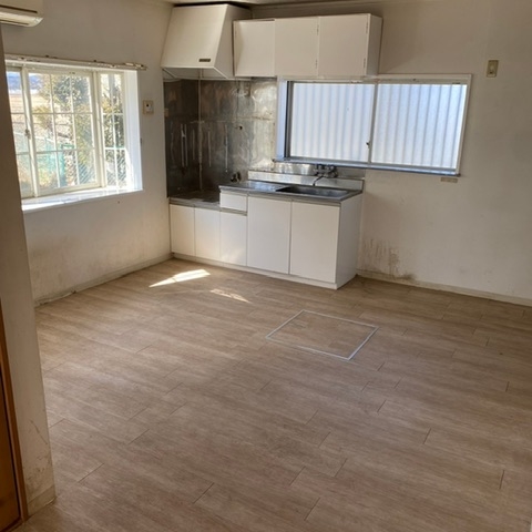 宇都宮市の賃貸マンション|不用品を撤去し、床とシンクが見えるようになった片付け後のキッチン