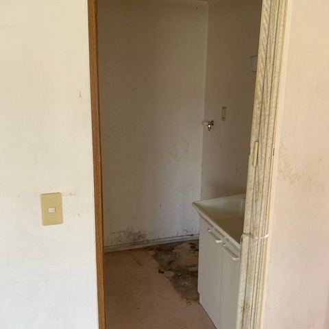 栃木県宇都宮市|洗濯機を撤去し、荷物がなくなった洗面スペースの片付け後の状態