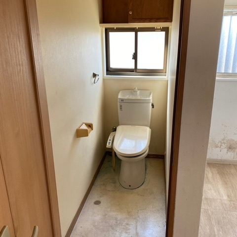 宇都宮市 賃貸マンション|不用品を整理し、清潔感が戻ったトイレの片付け後の写真