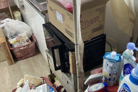 栃木県宇都宮市の賃貸マンション|引っ越し前に不用品が残されたキッチンスペースの片付け前の様子