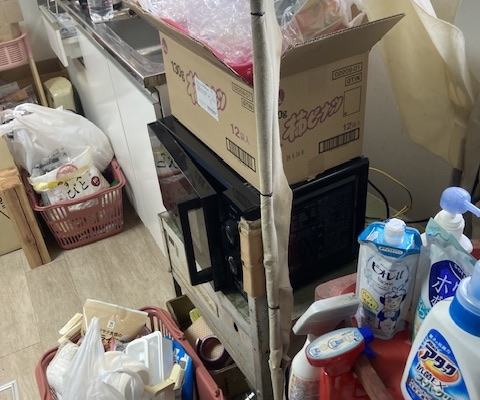 栃木県宇都宮市の賃貸マンション｜引っ越し前に不用品が残されたキッチンスペースの片付け前の様子