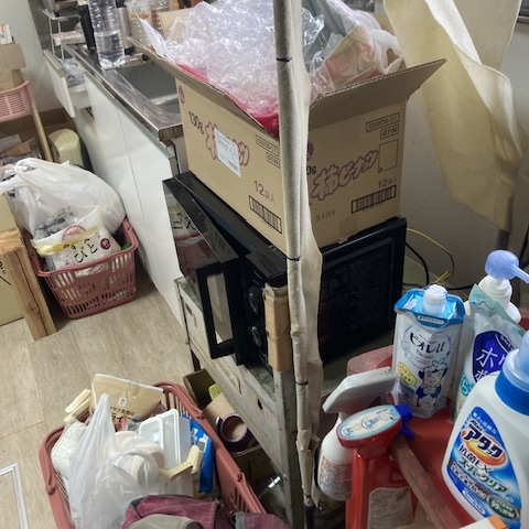 栃木県宇都宮市の賃貸マンション|引っ越し前に不用品が残されたキッチンスペースの片付け前の様子