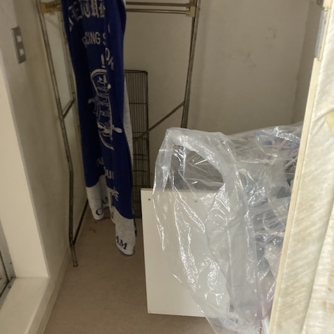 宇都宮市の賃貸マンション|洗濯機や洗剤が残された洗面スペースの片付け前の状態