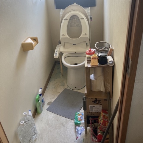 栃木県宇都宮市|飲料水や雑貨が置かれたトイレの片付け前の様子