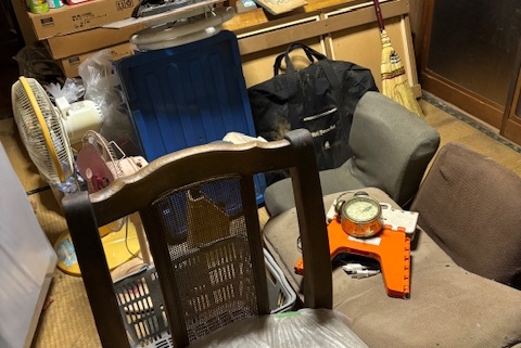 宇都宮市の2世帯住宅1階 和室の遺品整理前｜畳の上に家具や荷物が残された状態