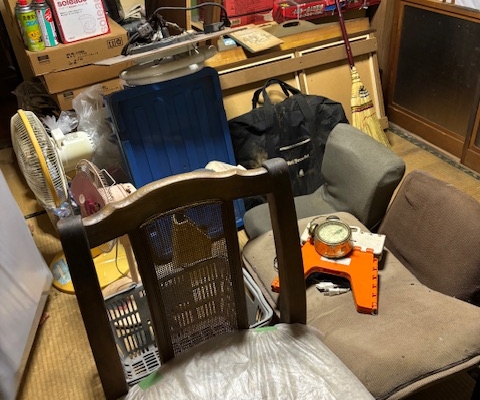 宇都宮市の2世帯住宅1階 和室の遺品整理前｜畳の上に家具や荷物が残された状態