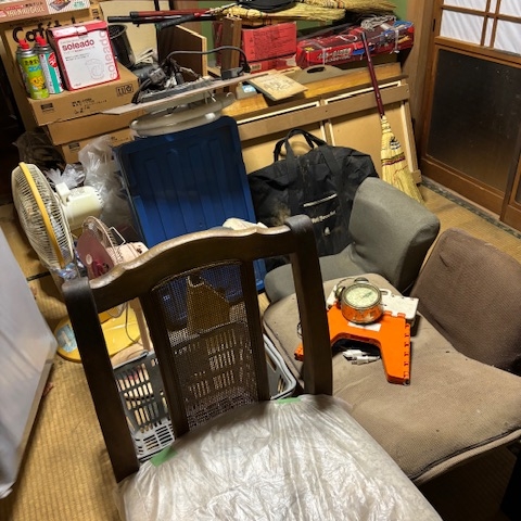 宇都宮市の2世帯住宅1階 和室の遺品整理前｜畳の上に家具や荷物が残された状態