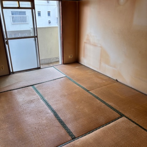 生前整理と残置物撤去後の宇都宮市の市営住宅和室。畳の上の家具をすべて搬出し、清掃後のすっきりとした空間に。
