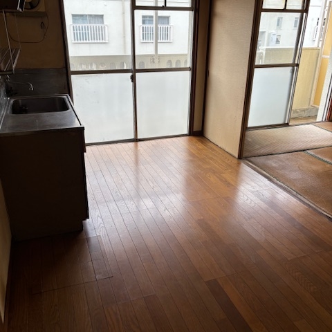 宇都宮市の市営住宅キッチンの片付け・清掃後。シンクやガス台、収納棚まで丁寧に清掃され、引き渡し可能な状態に整えた様子。