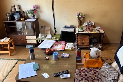宇都宮市の市営住宅で生前整理前の和室。畳には家具の跡や日焼けが残り、長年の生活感が感じられる室内。