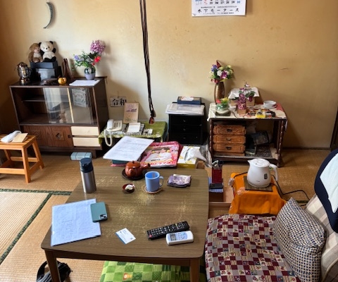 宇都宮市の市営住宅で生前整理前の和室。畳には家具の跡や日焼けが残り、長年の生活感が感じられる室内。