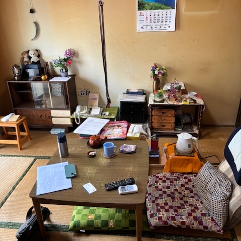 宇都宮市の市営住宅で生前整理前の和室。畳には家具の跡や日焼けが残り、長年の生活感が感じられる室内。